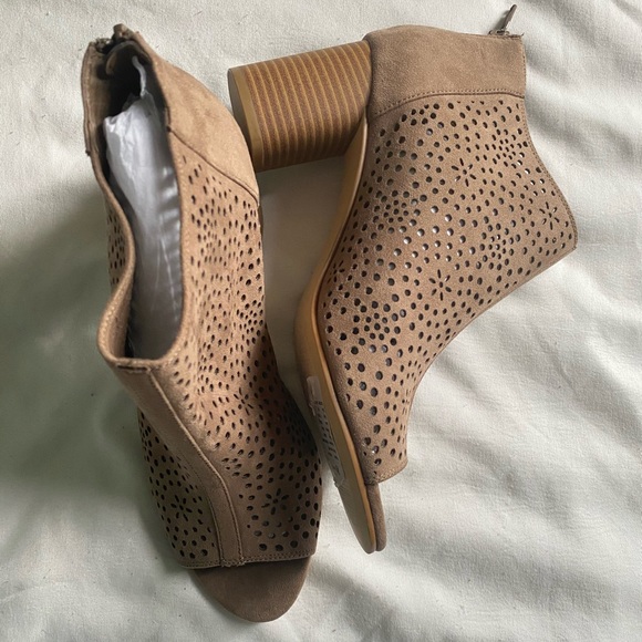 NWT Dressbarn kat cutout wedges pump (8) - Picture 4 of 13